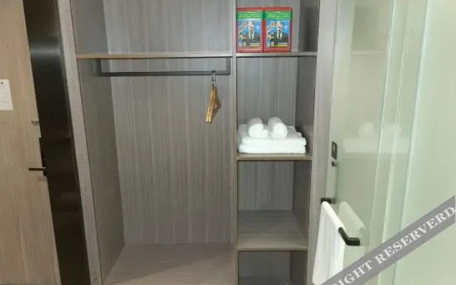 Yihai Hotel (Zhengzhou South China City Longhu Jinyi City Shopping Center Branch)