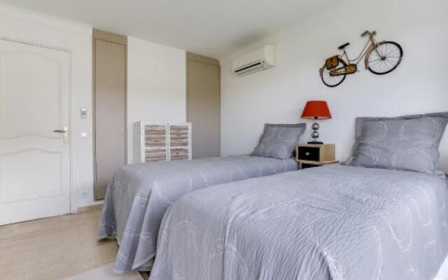 Wonderful fully renovated 2BR on the last floor.