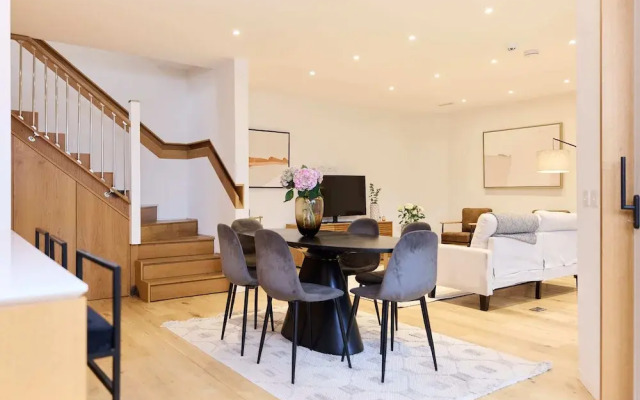 Mill Hill Mews Home with Garden