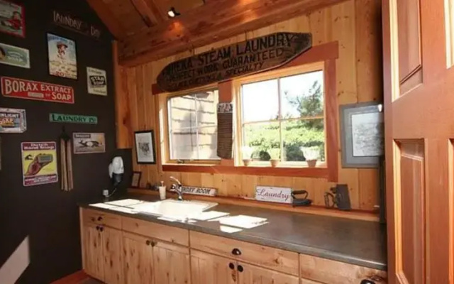 RedAwning Glacier Lodge