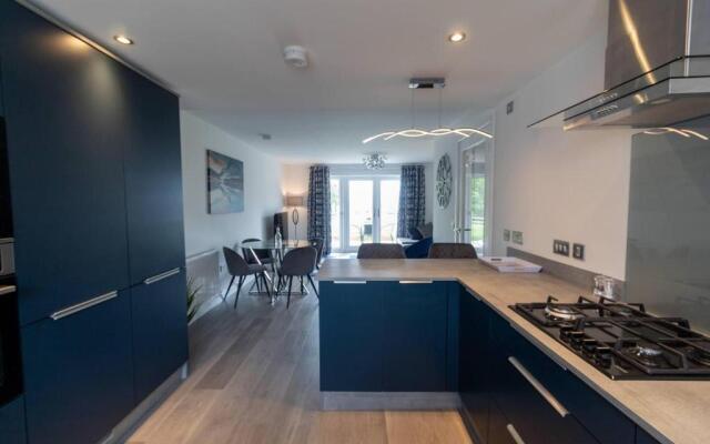 Spacious 2 Bedroom Modern Apartment in Inverness