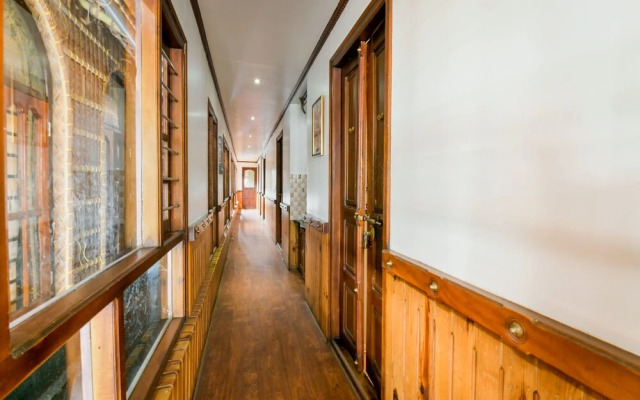 OYO 13589 HouseBoat My Trip Deluxe 4 BHK Private