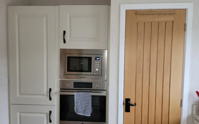 Luxury 2-bed Lodge in Routh, Sleeps 4 With Hot Tub