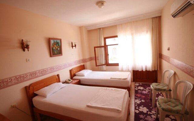 Tolya Otel(**)