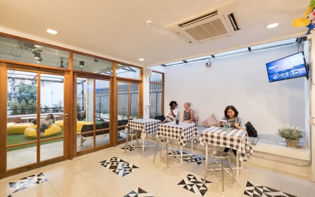 LiveItUp Chitlom Hostel