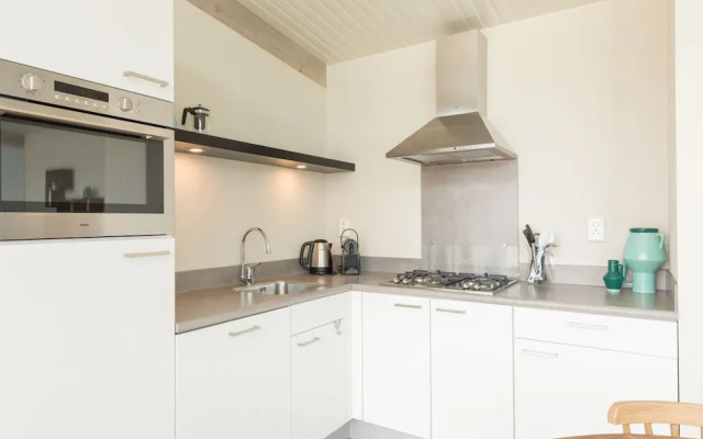 Comfy Lodge with 2 Bathrooms near Beach