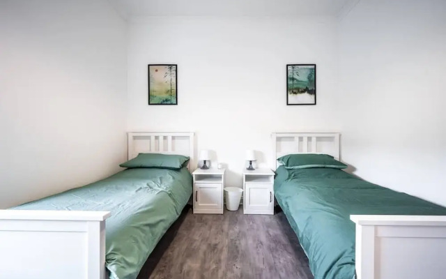 Modern Spacious 2 Bedroom House in Leigh