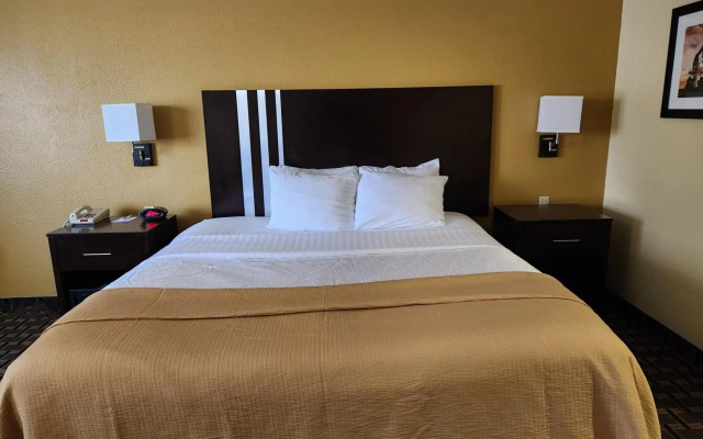 Days Inn & Suites by Wyndham Sam Houston Tollway
