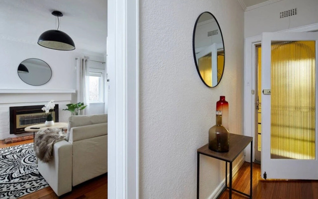 1 Bedroom Art Deco Apt With Study