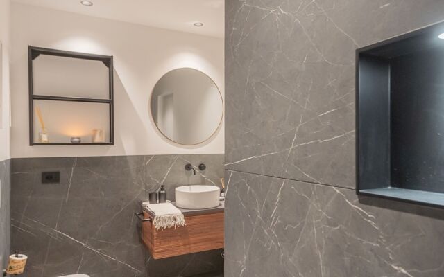 Piccola Como Lotus With 1 Bathrooms