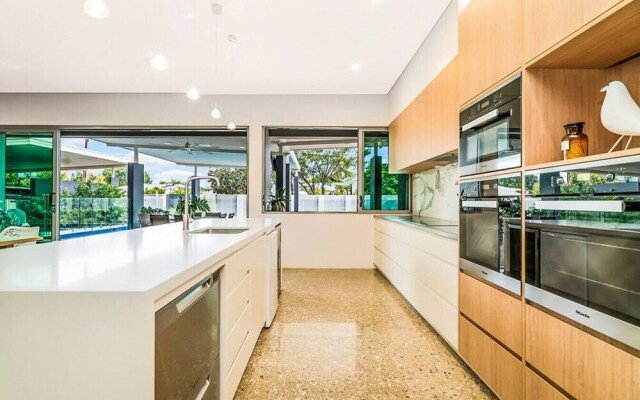 ZENLUX - 5BR Holiday Home with Pool