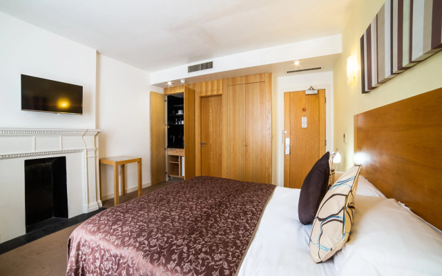 OYO The Cleveland Hotel