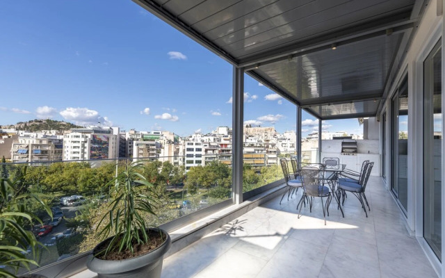 Phaedrus Living: City Center Luxury Flat N. Kosmos