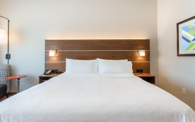 Holiday Inn Express & Suites Springfield North by IHG