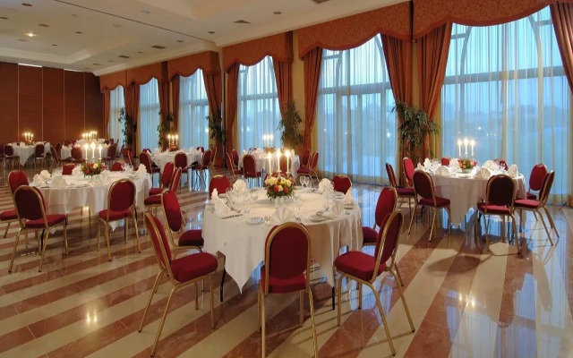 Ledger Plaza Hotel
