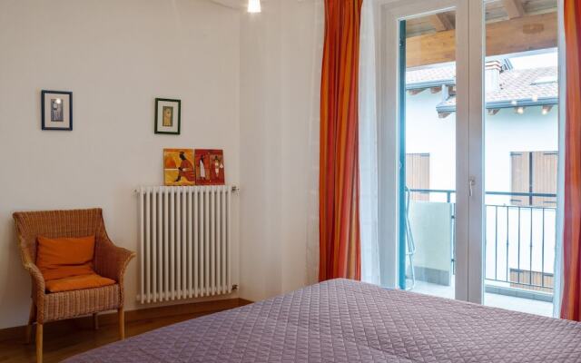 Elegant Holiday Home in Lazise with Swimming Pool near Lake