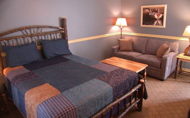 Mountaintop Lodge at Lake Naomi