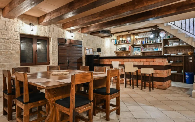 Authentic Stone House Stela & Lea