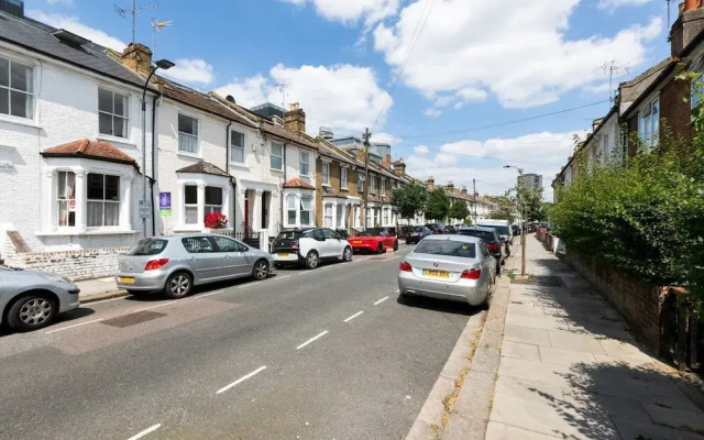 Modern Spacious Home In Well Connected Hammersmith