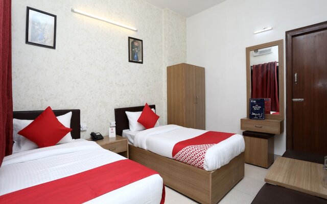 OYO 11937 Hotel Meedo