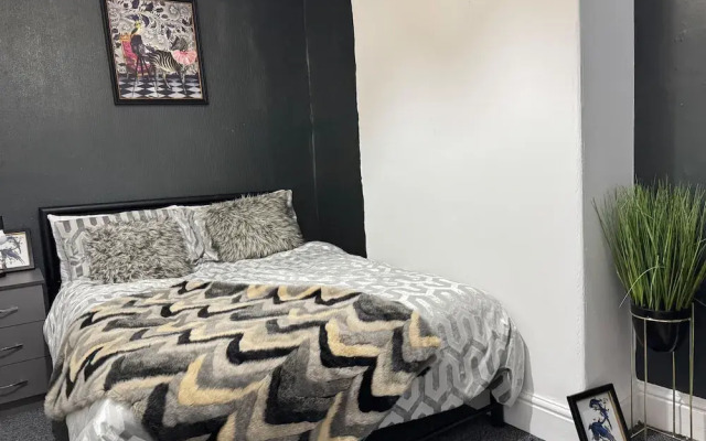 Manchester - House - Sleeps 6 - Parking - Garden