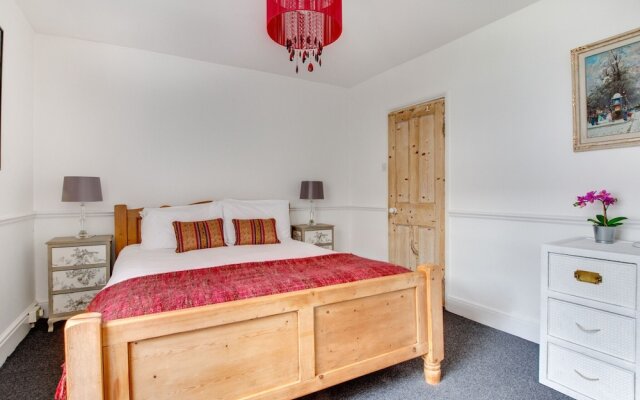 Light and Spacious Cottage, Located in the Pleasant Centre of Brighton