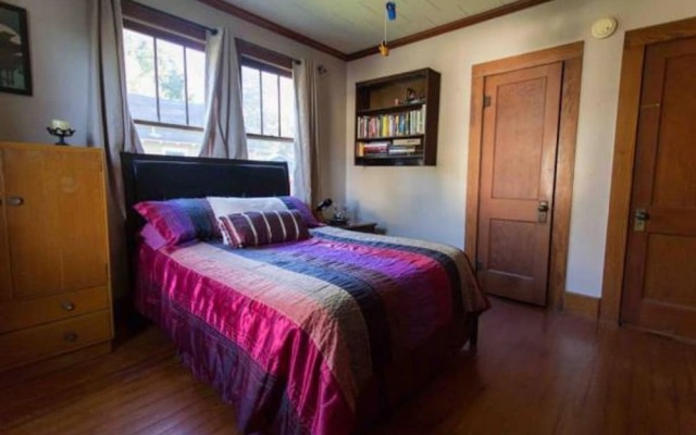 Cajun Hostel Entire House