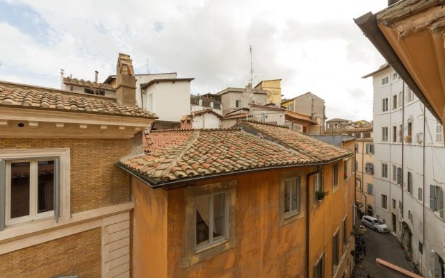 Vetrina - Apartment with Balcony