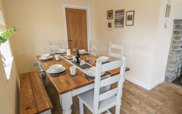Rhianwen, Plas Moelfre Hall Barns