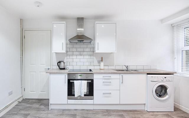 Perfect Location with Parking -Jersey Lodge
