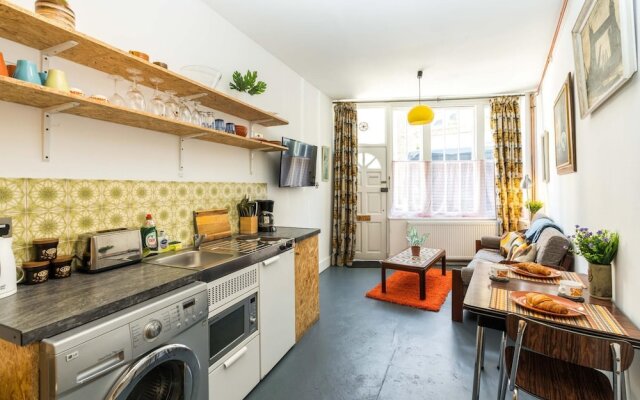1 Bedroom House With an Edge in King Cross