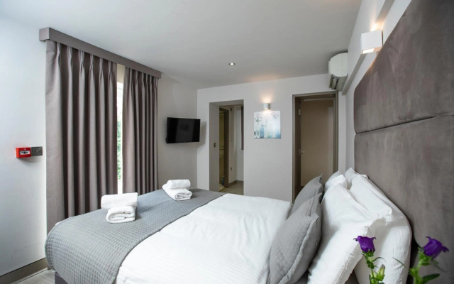 Arch hotel
