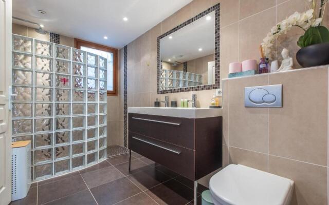 Quiet large 3-bedroom apartment with terrace, garden & incredible Mountain view