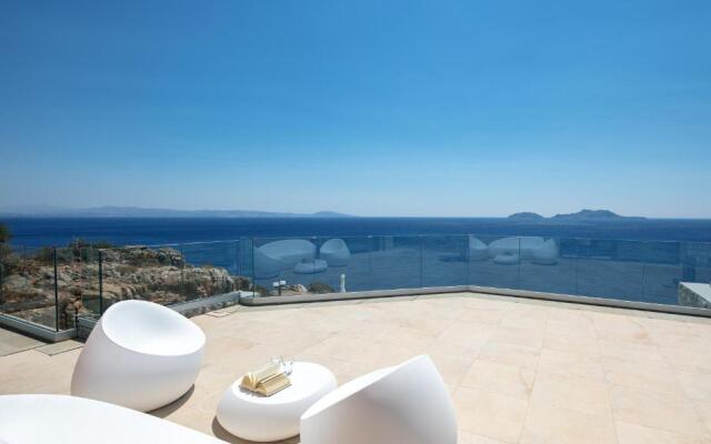 Seafront luxury villa with infinity pool & devine views!
