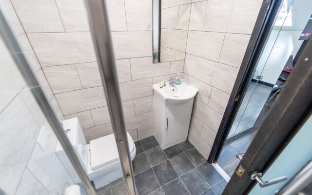 23 North Road Studios Near QE and UOB