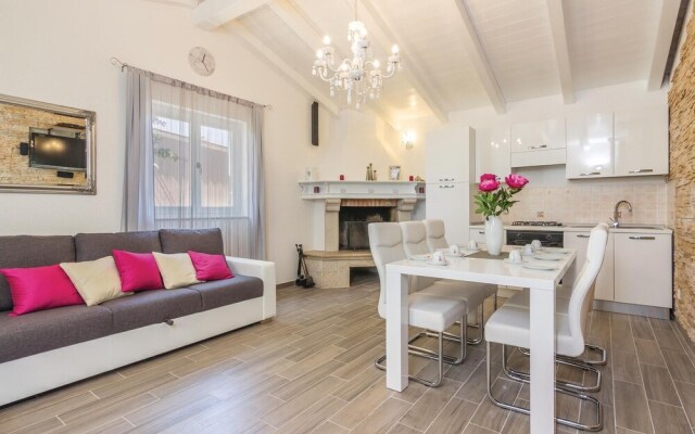 Beautiful Home in Cubani With Wifi and 2 Bedrooms