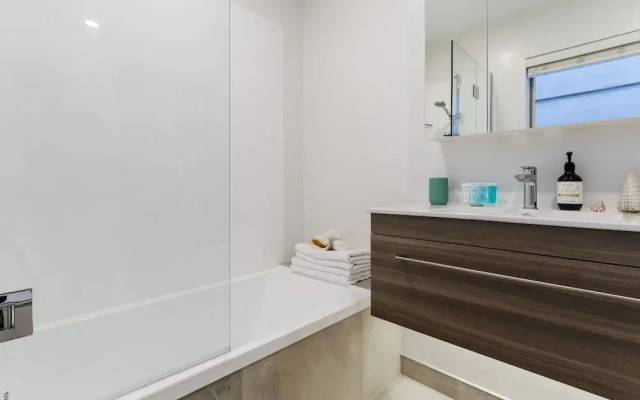 CBD Spacious 3 Storey Terrace House