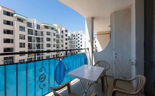 Studio for Family with Kitchenette and Pool view