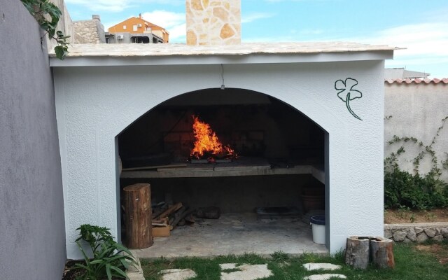 Scenic Apartment in Dalmatia With Lovely Garden