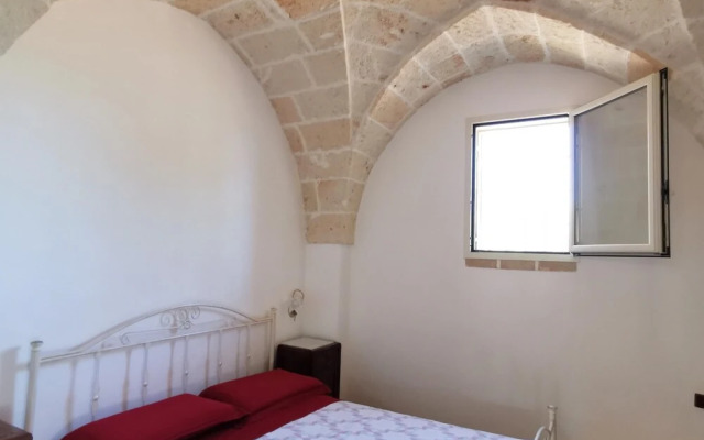 Antico trullo ristrutturato con piscina e giardino