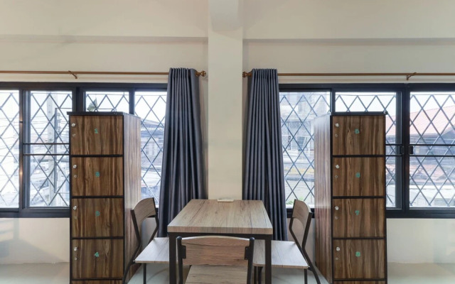 OYO 724 Green Light Cafe and Bed Hostel