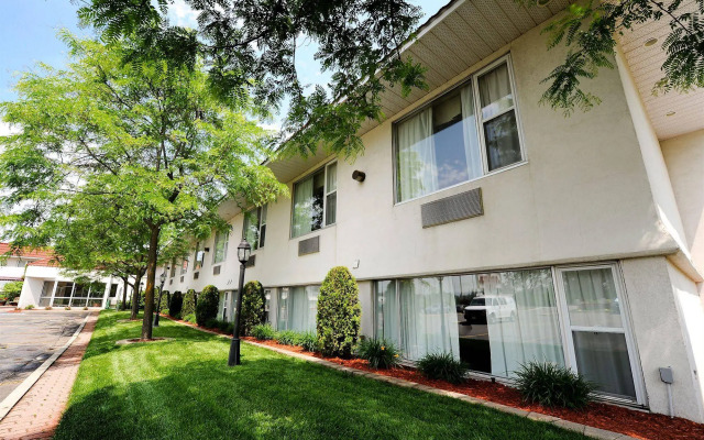 Adam's Airport Inn