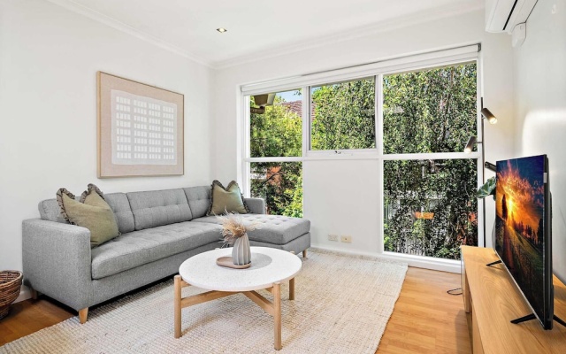 Bright 2-bed Apartment in South Yarra – Guest Rooms – Melbourne