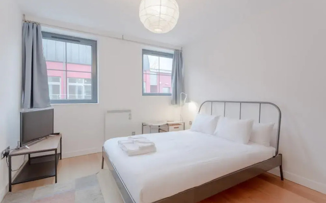 Spacious 2 Bedroom Stoke Newington Flat