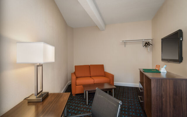 Quality Inn & Suites Middletown - Newport