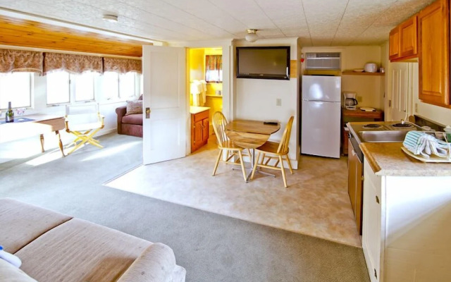 Riverbank Motel and Cabins