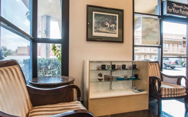 Palm Inn Hotel near Tyler Mall Riverside