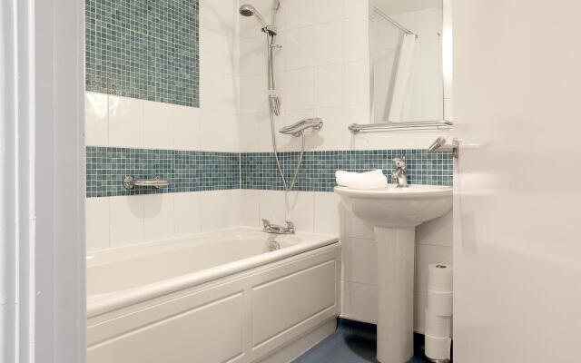 Superb Spacious Central Studio Apartment (High Ceiling)