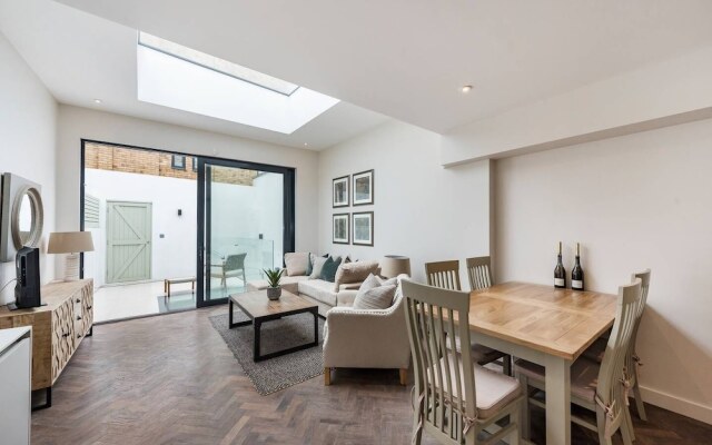 Modern, Bright & Elegant 3 Bed Fulham Maisonette