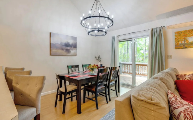 Near Skiing & Lakes: Contemporary Poconos Townhome